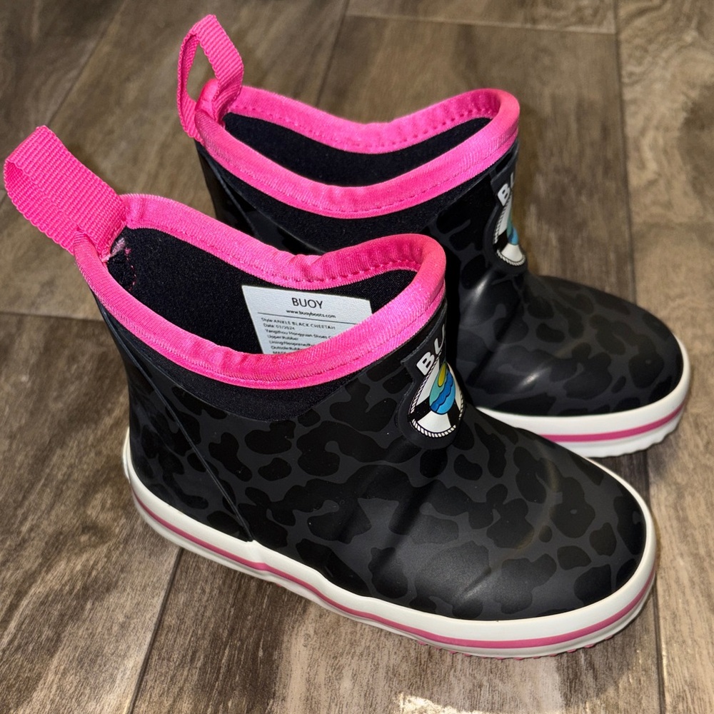 Buoy rain boots